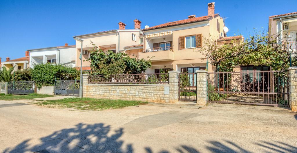 Apartment Delton Fažana Oda fotoğraf